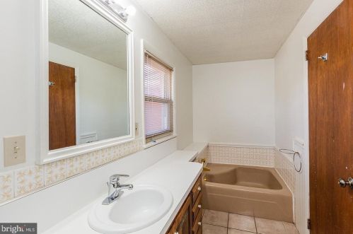 130 Delp Rd, Lancaster PA  17601-3906 exterior