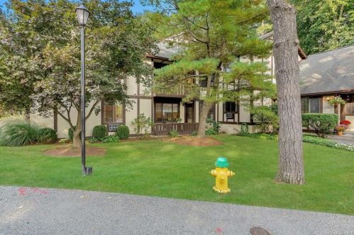 44 Foxwood Dr, Pleasantville, NY 10570-1119