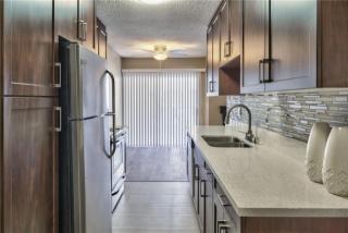 11850 Riverside Dr, North Hollywood CA  91607-4063 exterior