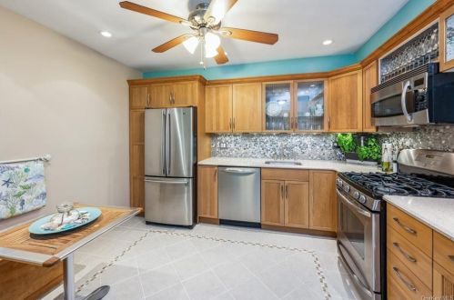 2716 Schurz Ave, Bronx, NY 10465-3100