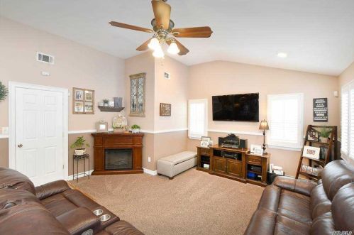 140 10 Ave, Holtsville NY  11742-2312 exterior