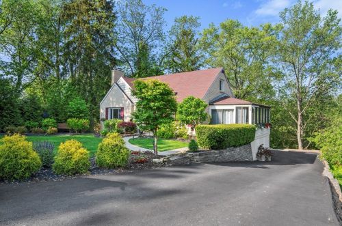 499 Locust Ln, Pittsburgh, PA 15241-1347