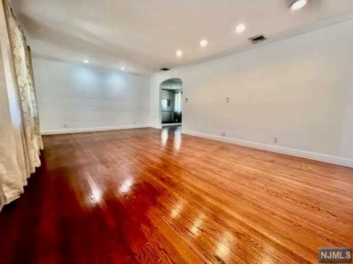418 10th St, Fairview NJ  07022-1122 exterior