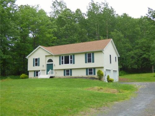 32 School House Rd, Middletown, NY 10940-7324