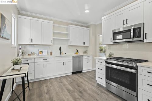 817 56th St, Oakland CA 94608-2704 exterior