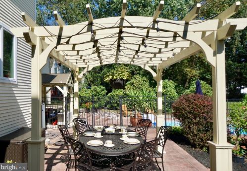 32 Sunrise Ct, Southampton PA 18966-1981 exterior