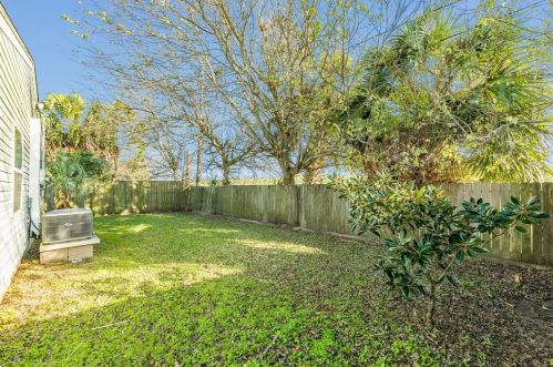 18 Lyncrest Dr, Galveston TX  77550-3215 exterior