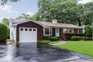 28 Alma St, Sayville, NY 11782-1321