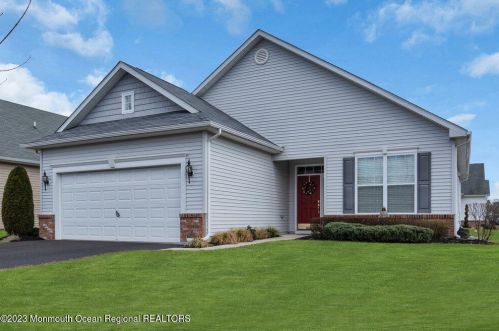 18 Eagle Ridge Cir, Lakewood, NJ 08701-5825