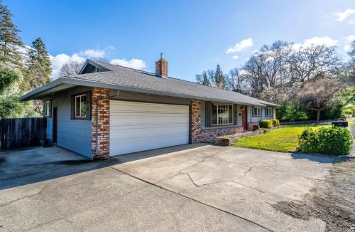 2717 Oak Court Rd, Ukiah, CA 95482-6820