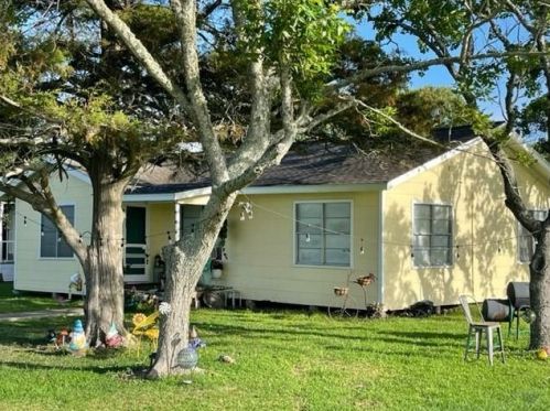 300 Perryman Ave, Palacios, TX 77465-3934