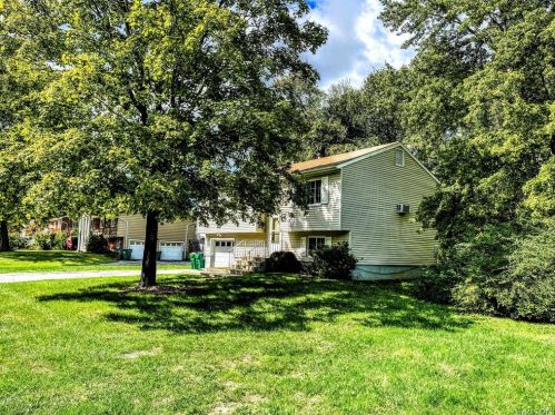 4 Reggie Dr, New Hamburg, NY 12590-4209