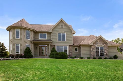 6195 Conservancy Dr, Waukesha, WI 53151-6039