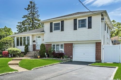 3850 Oxford Ln, Seaford, NY 11783-3536