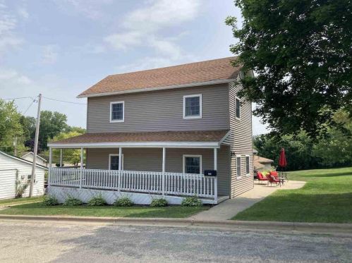 205 Dacotah St, Dodgeville, WI 53533-1539