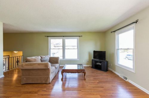102 Lexington Dr, Dyer, IN 46311-1316
