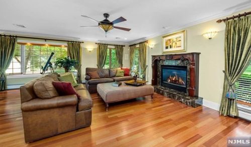 30 Oak Dr, Upper Saddle River NJ  07458-2132 exterior