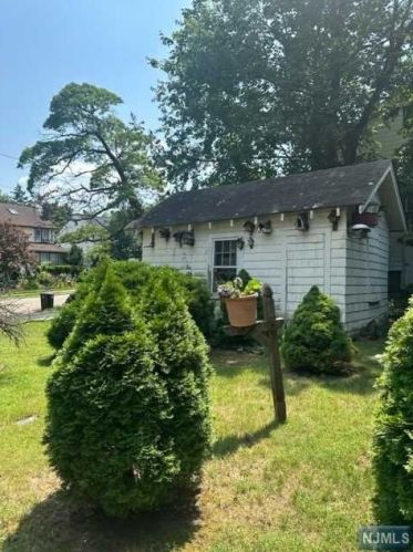 124 Hillside Ave, Teaneck NJ  07666-4011 exterior