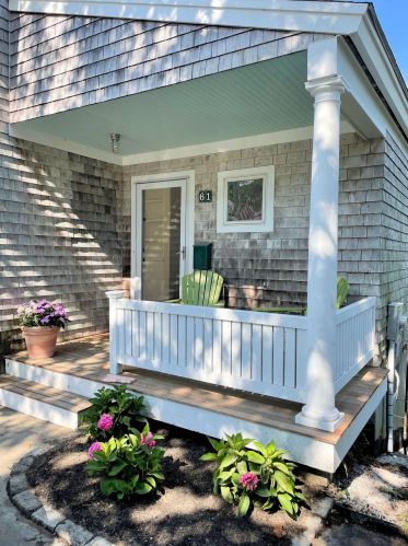 61 Walker St, Falmouth, MA 02540-2719