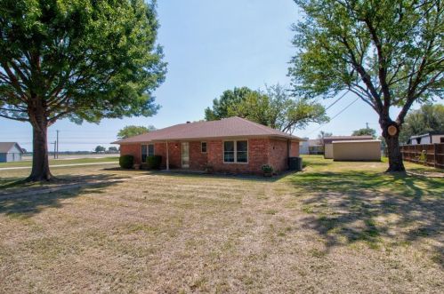 639 Newberry St, Pilot Point, TX 76258-4411