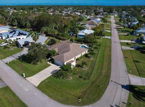 2097 Parrot St, Fort Pierce FL  34952-6758 exterior