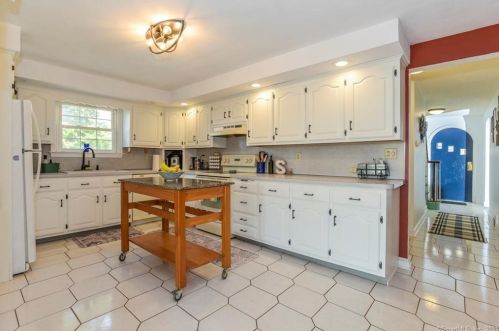 415 Ridge Rd, Middletown CT  06457-5230 exterior