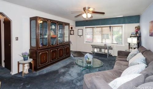 35 Walsh Ln, Westbury NY  11590-1029 exterior