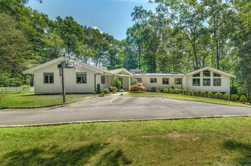 79 Llewellyn Dr, New Canaan, CT 06840-4433