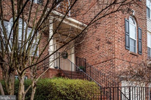 7226 Lyndam Hill Cir, Lorton VA  22079-4509 exterior