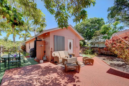 522 Avenida Hermosa, West Palm Beach FL  33405-1515 exterior