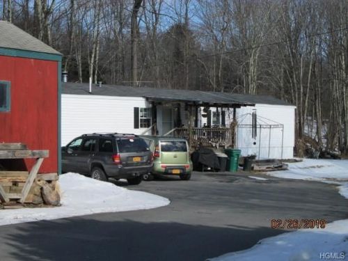 93 Wynkoop Dr, Kerhonkson, NY 12446-1531