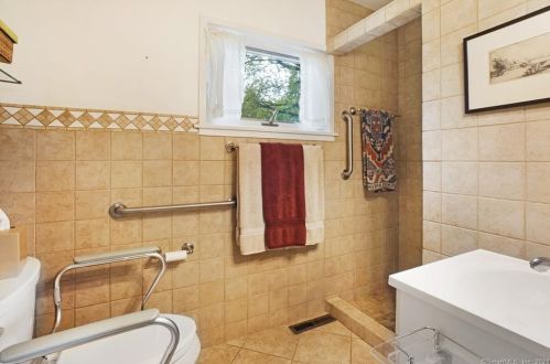 27 Green Hill Rd, North Haven CT  06473-2139 exterior