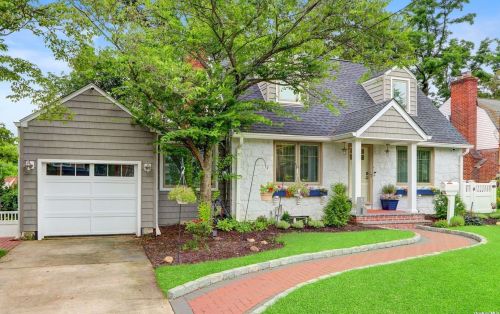 161 Greenway, New Hyde Park, NY 11040-2245