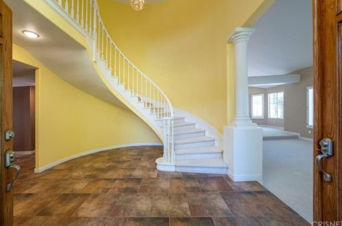 16047 Comet Way, Santa Clarita, CA 91387-3665