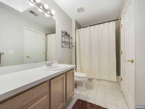 5 River Dell, Oakland NJ  07436-2302 exterior