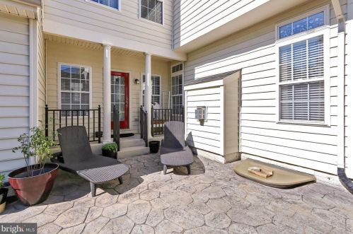 6012 Abernethy Ln, Gainesville VA 20155-4505 exterior