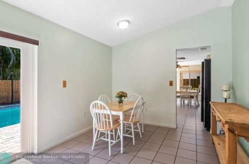 19621 58 Ave, Hialeah FL  33015-4909 exterior