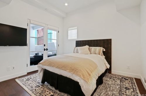 2215 Bayview Dr, Manhattan Beach CA  90266-4453 exterior
