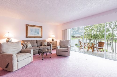 5960 Amherst Dr, Naples, FL 34112-8821