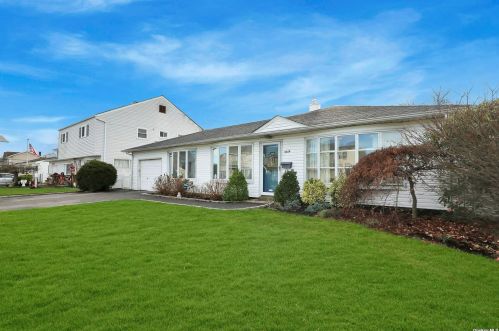 3564 Tonopah St, Seaford, NY 11783-3006