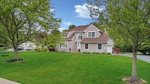 3 Iroquois Dr, East Freehold, NJ 07728-7876