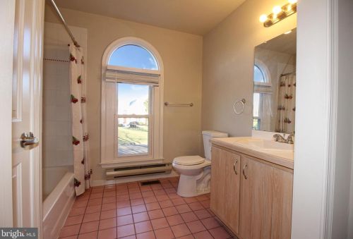 42 Bruce Dr, Southampton PA  18966-2125 exterior