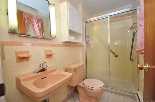 50 Gardner St, Manchester CT 06040-6606 exterior