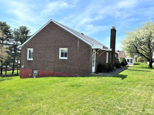 157 Warren Dr, New Kensington PA  15068-5241 exterior