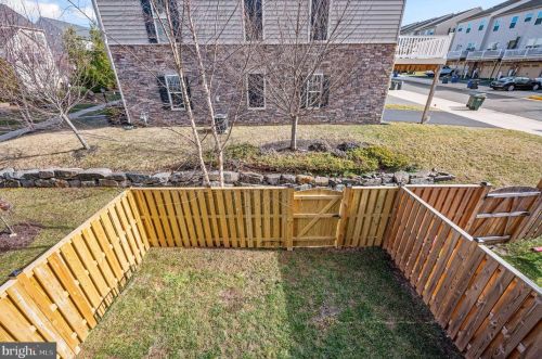 7009 Darbey Knoll Dr, Gainesville VA  20155-3634 exterior