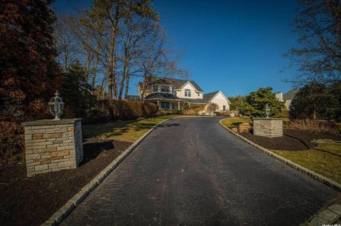 15 Oakwood Rd, Bohemia, NY 11716-3426