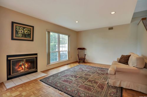 486 Village Oaks Ln, Babylon, NY 11702-3124