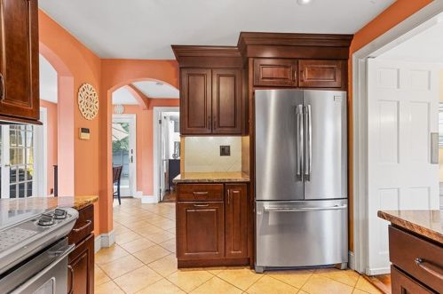 42 Pelham Pkwy, North Providence RI  02911-2915 exterior