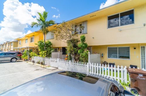 645 68th St, Hialeah, FL 33014-4812