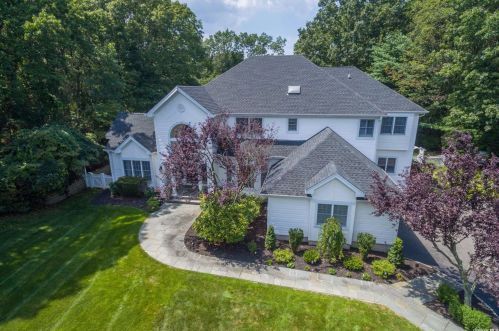 9 Parla Ct, Northport, NY 11768-2749